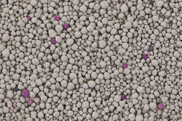 High-quality bentonite cat litter with rapid clumping and superior absorbency