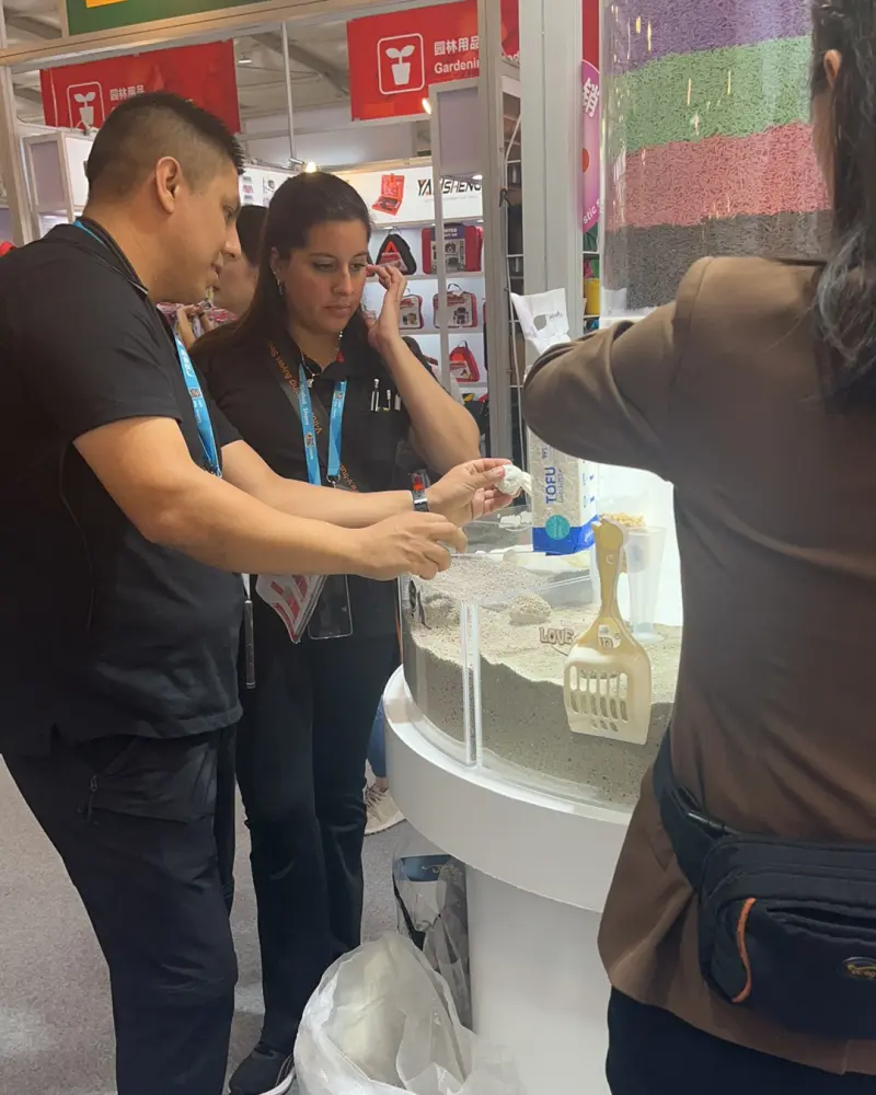 Pet-Horizon meets with buyers at the 139th Canton Fair.