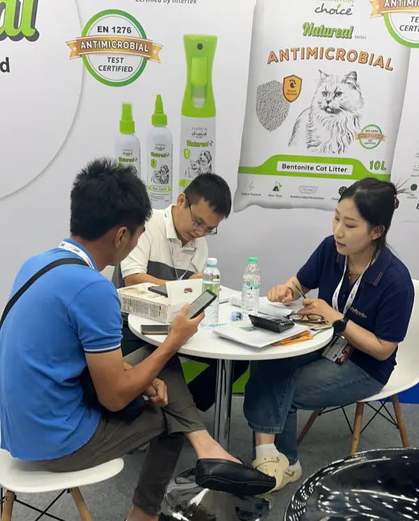 Buyers discussing cat litter OEM and private-label solutions with suppliers